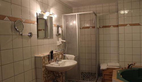 Deluxe Double Room (2 Adults + 1 Child)