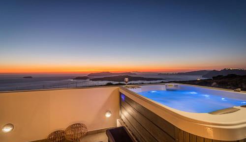 Deluxe Suite with caldera view and outdoor hot tub