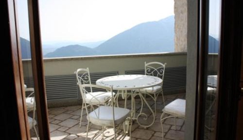 One-Bedroom Apartment with Balcony