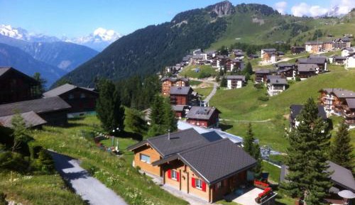Apartment with Mountain View