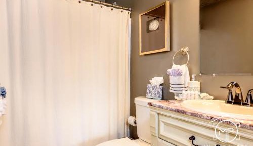 Room 2 - Ribbon Room - Standard King
