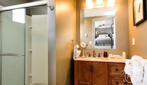 Room 12 - Candace Room - Deluxe King Bed