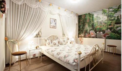Honeymoon Suite