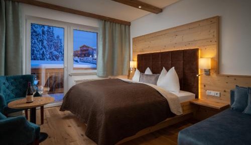 Deluxe Double Room (2 Adults + 1 Child)