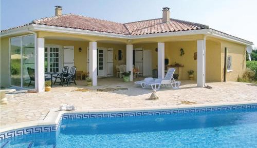 Three-Bedroom Holiday Home 