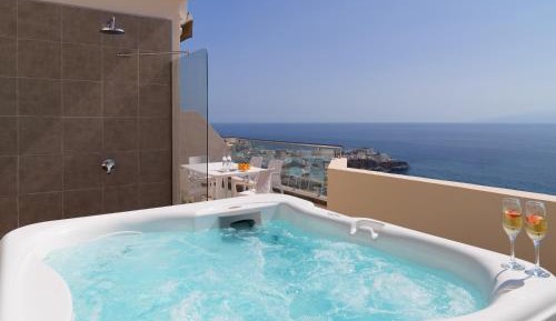 Luxury Two-Bedroom Apartment Sea View