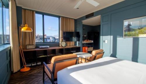 Hi-Fi King Room