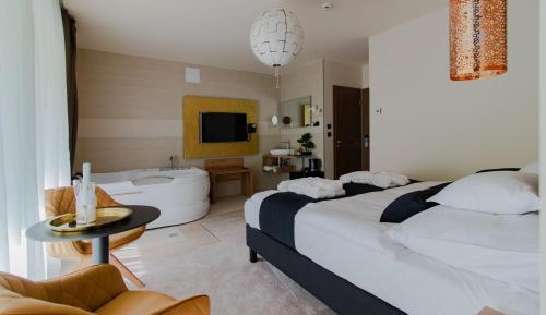 Queen Room with Spa Bath