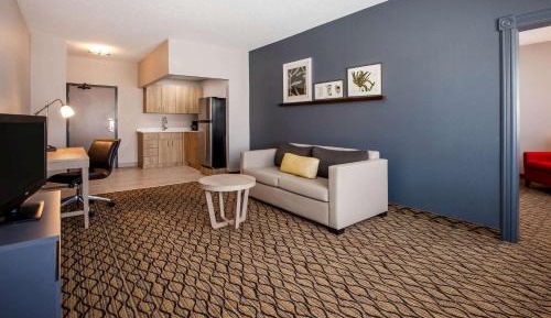 King Suite with Kitchenette and Oversize Tub - Non-Smoking