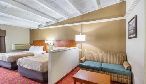 Queen Suite with Two Queen Beds and Sofa Bed - Non-Smoking