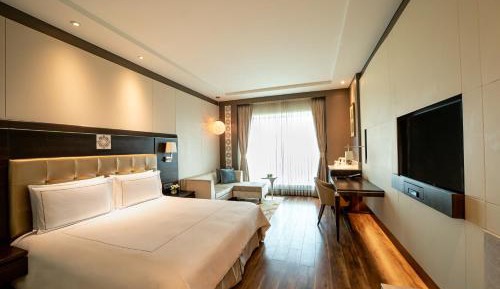 Deluxe King Room Bed