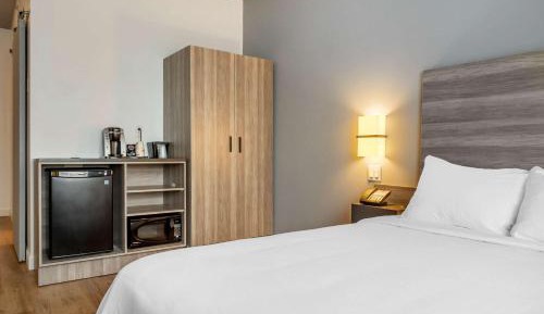 Queen Room - Accessible/Non-Smoking