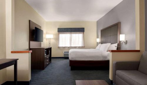 King Room with Roll-in Shower - Mobility Access/Non-Smoking