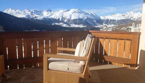 Apartment with Mountain View