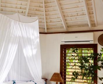 One Bedroom Lagoon Hut with Lounge