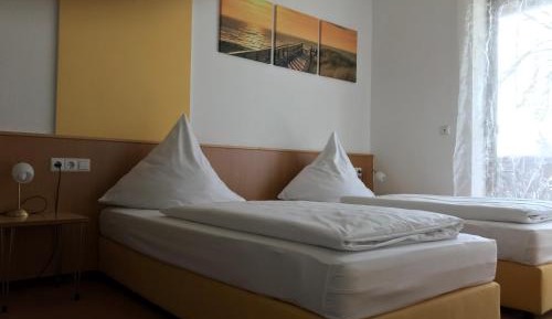 Zweibettzimmer mit Bad