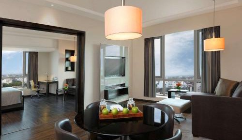 Deluxe Suite with happy hour from 6pm to 8pm at the Bar, 20% discount on food and beverages, 30 min signature spa massage