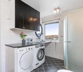 Single Room with Shared Bathroom