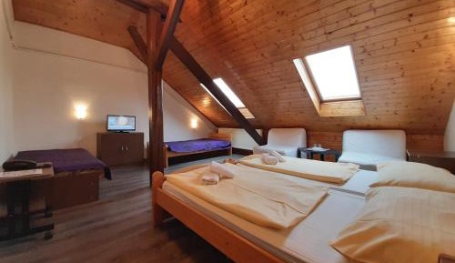 Quintuple Room