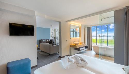 Suite with Lake View