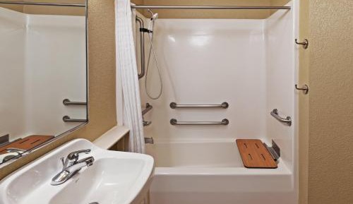 Studio Queen Suite with Communications Accessible Tub