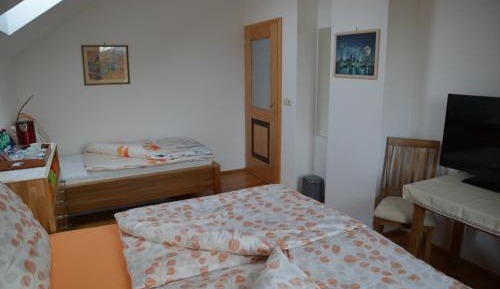 Deluxe Room (2 Adults + 1 Child)