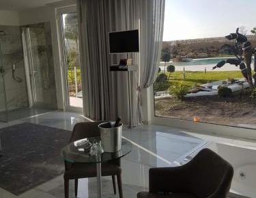 Deluxe Suite with Spa Bath