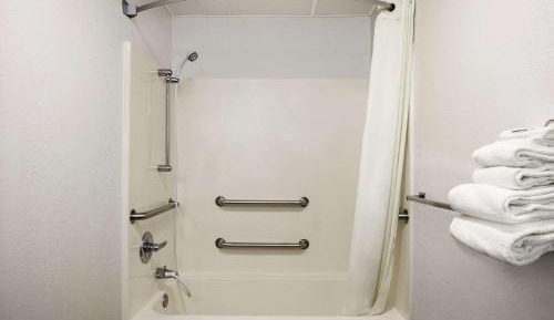 Queen Room - Mobility Access/Non-Smoking