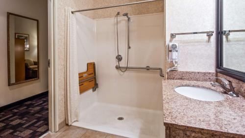 King Room with Roll-In Shower - Mobility Accessible