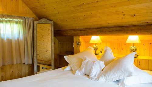 Intimate Chalet (2 Guests) with  Private Jacuzzi