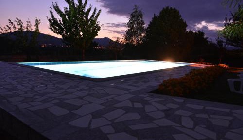 Apartment with Pool View 