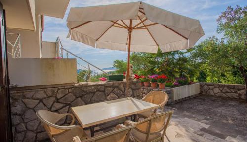 Apartment with Garden View