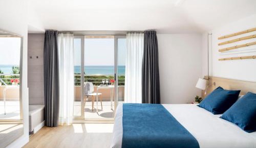 Suite Lumiere with pool and sea view