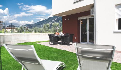 Apartment with Garden View