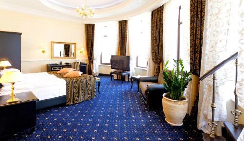 Suite with Terrace and Pool View