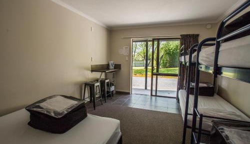 Large Standard Cabin with Shared Bathroom - 1 Queen and 4 Bunk Beds