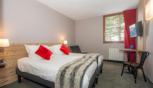 Twin Room(2 Adults + 1 Child) 