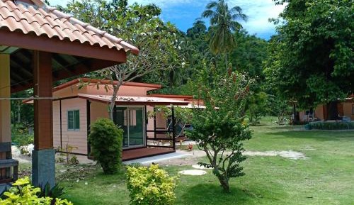 Bungalow with terrace and air conditioner