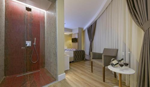 Honeymoon Suite