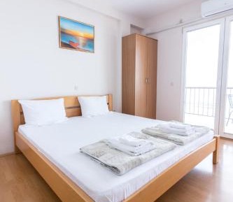 Studio with Balcony and Lake View