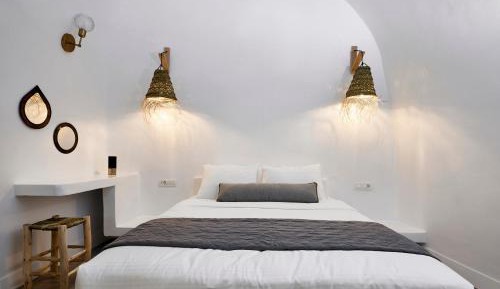 Superior Cave Villa with Outdoor Hot Tub and Caldera View