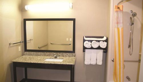 Queen Room with Two Queen Beds and View - Mobility Access/Non-Smoking
