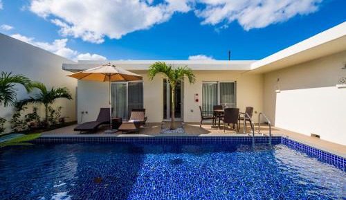This suite features 1 living room, 1 separate bedroom and 3 bathrooms with a shower and free toiletries. The air-conditioned suite features a flat-screen TV, a wardrobe, parquet floors, heating as well as a quiet street view. The unit has 1 bed.
