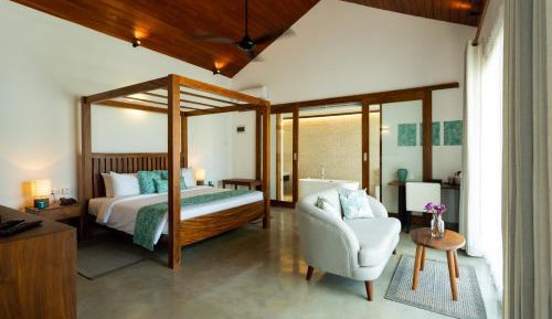 Deluxe Suite with Sea View and Bathtub 