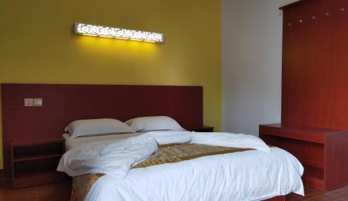 Deluxe Room (2 Adults + 1 Child)