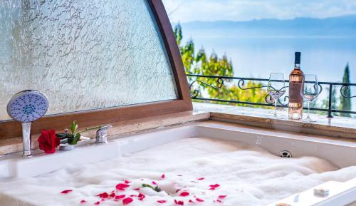 Deluxe Triple Room with Hot Tub
