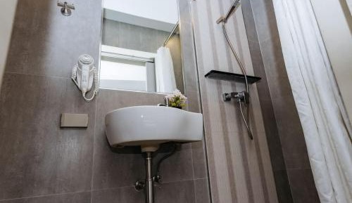 Standard Queen Room -  No Window