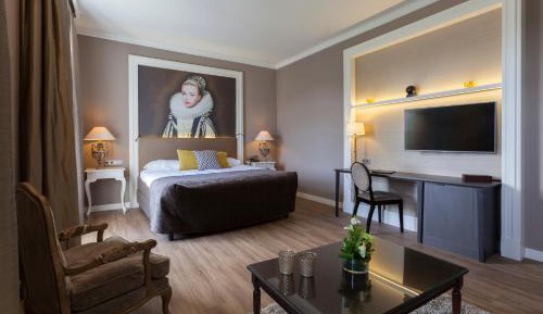 Luxurious Castle Room