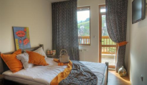 Apartment with Mountain View