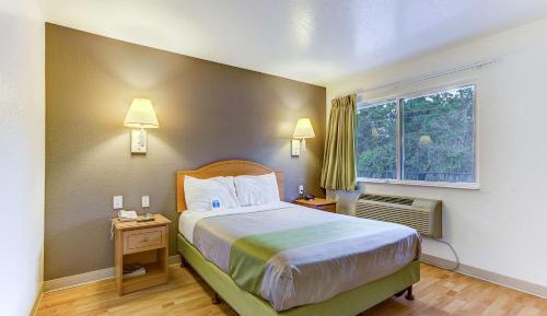 Queen Room - Non-Smoking